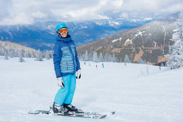 Mladý lyžař v zimním středisku — Stock fotografie
