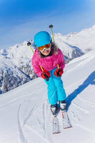 Jovem esquiador no resort de inverno — Fotografia de Stock