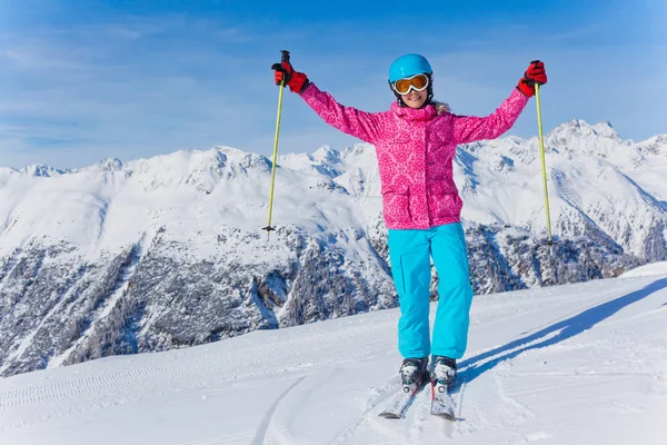 Jonge skiër in winter resort — Stockfoto