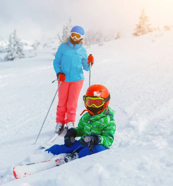 Skidåkare pojke i en winter ski resort. — Stockfoto