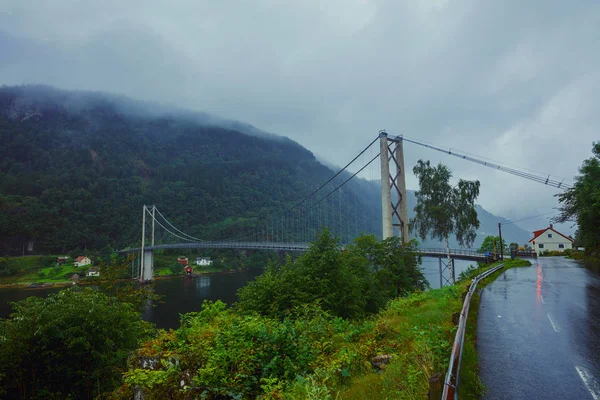 Típica vista noruega del puente sobre el fiordo . — Foto de Stock