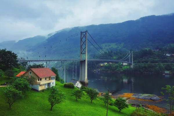 Vista típica norueguesa da ponte através do fiorde . — Fotografia de Stock