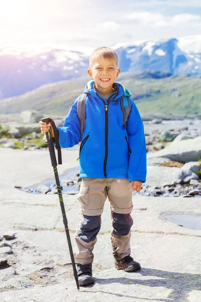 Schattige jongen met hiking uitrusting in de bergen — Stockfoto