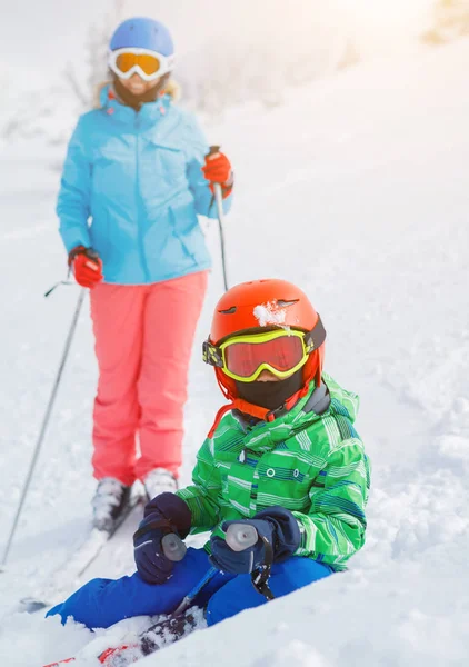 Kayakçı çocuk bir kış Kayak merkezinde. — Stok fotoğraf