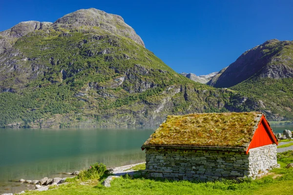 Casa pequena norueguesa nacional com uma grama em um telhado — Fotografia de Stock