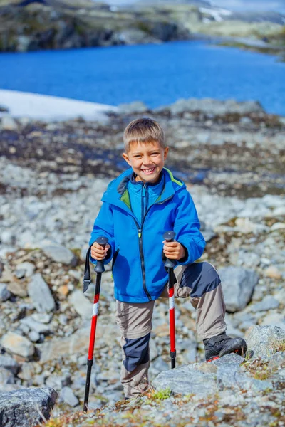 Χαριτωμένο αγόρι με πεζοπορία εξοπλισμό στα βουνά — Φωτογραφία Αρχείου