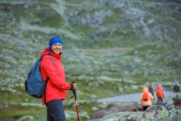 Frau mit Wanderausrüstung in den Bergen — Stockfoto