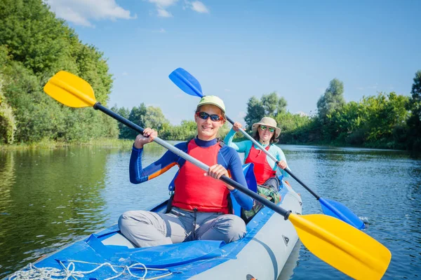 Vacanza estiva - Ragazza felice con la madre in kayak sul fiume . — Foto Stock