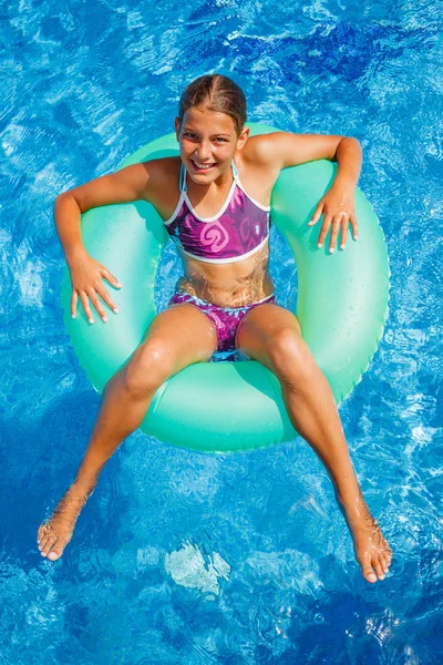 Bella ragazza rilassarsi in piscina — Foto Stock