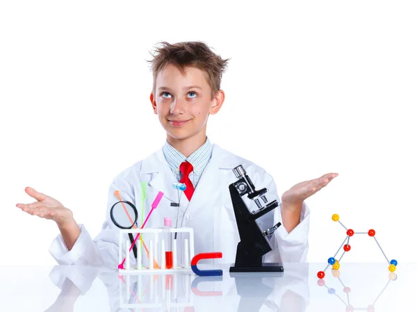 Malý chlapec vědec v laboratoři. — Stock fotografie