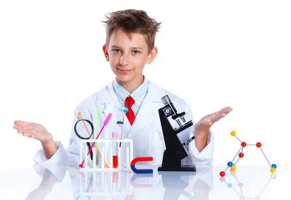 Ragazzino scienziato in laboratorio . — Foto Stock