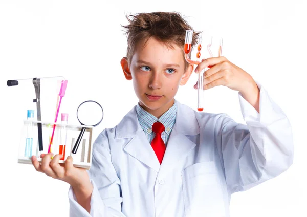 Malý chlapec vědec v laboratoři. — Stock fotografie