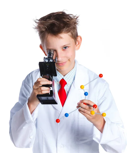 Маленький мальчик-ученый в лаборатории . — стоковое фото