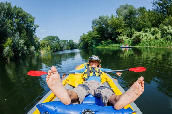 Chico feliz kayak en el río en un día soleado durante las vacaciones de verano — Foto de Stock