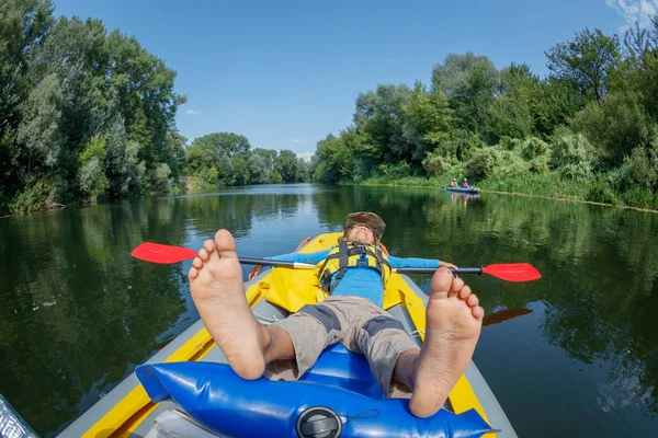 夏休みの晴れた日に川で幸せな男の子カヤック — ストック写真