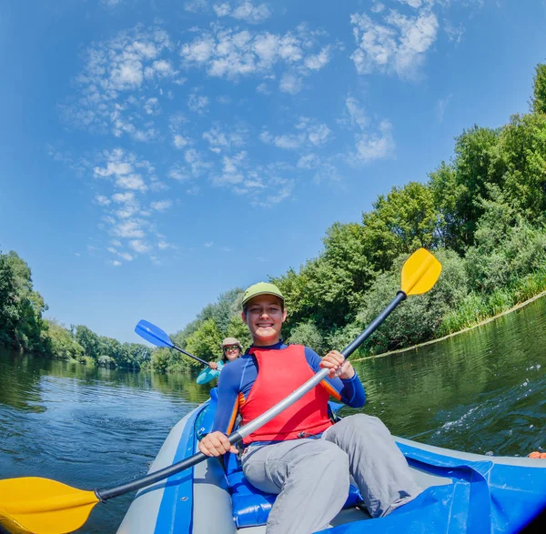 Sommarsemester - glad tjej med hennes mor kajak på floden. — Stockfoto