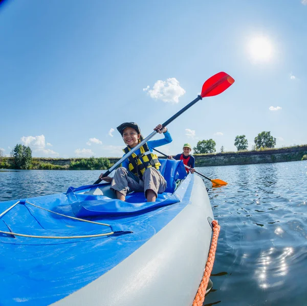 Chico feliz kayak en el río en un día soleado durante las vacaciones de verano — Foto de Stock