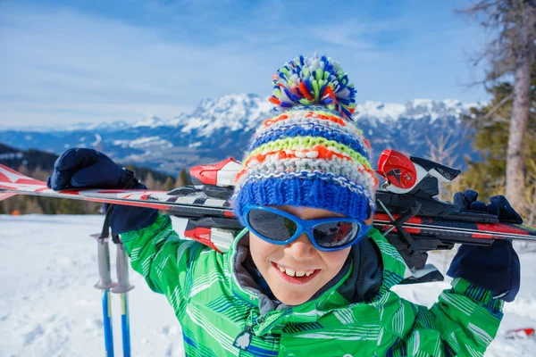 Skifahrer Junge in einem Winterskigebiet. — Stockfoto