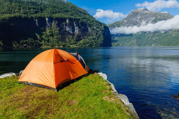 Norwegische Fjordlandschaft mit Zeltplatz. Abenteuer Norwegen. — Stockfoto