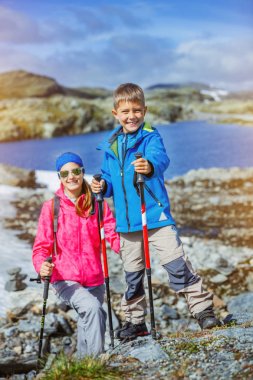 Norveç dağlar, kendi kız kardeşiyle çocuk uzun yürüyüşe çıkan kimse