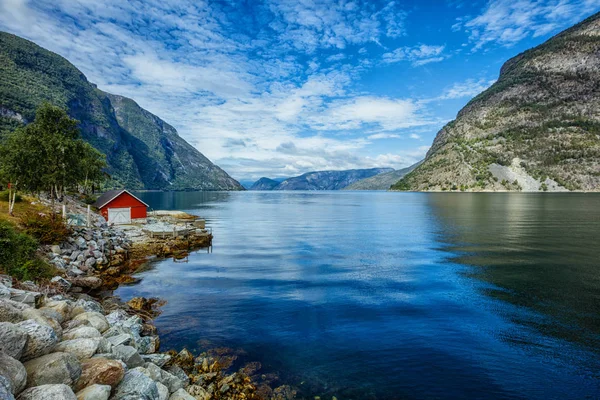 Mooie vissen huis op de rots. Noorwegen — Stockfoto