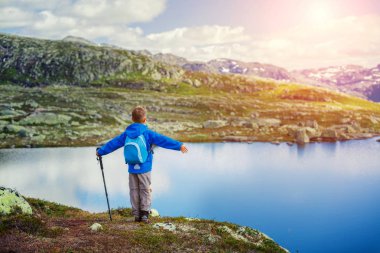 Arkadan görünüşü ekipman dağlarda hiking ile sevimli çocuk