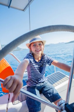 Küçük çocuk Kaptan gemide yat yaz yelken gezisi. Seyahat macera, çocuk ile ailecek tatile Yatçılık.