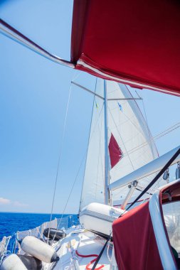 Bir yelkenli yelkenlisi.