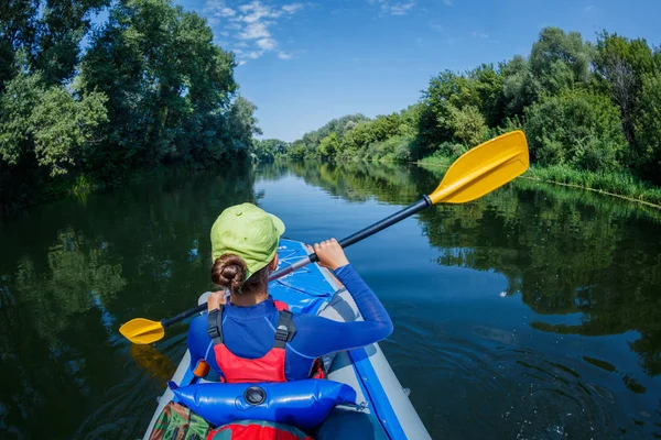 Vacanza estiva - Ragazza felice con kayak sul fiume . — Foto Stock