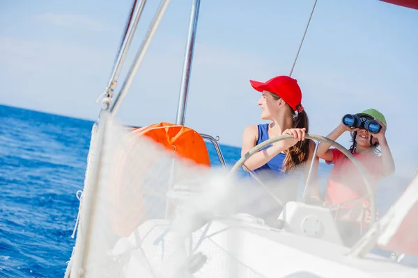 Rejs kapitana chłopiec z jego siostrą na pokładzie jachtu na lato. Przygoda podróży, żeglarstwo z dzieckiem na wakacje dla rodzin z dziećmi. — Zdjęcie stockowe