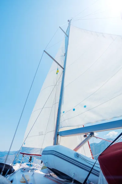 Zeilen van een zeilboot. — Stockfoto