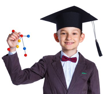Akademik şapkalı küçük çocuk