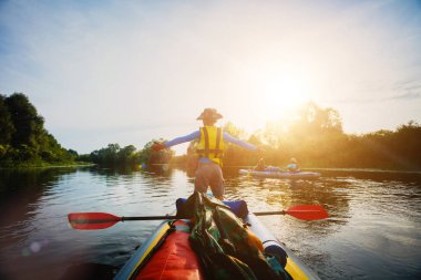 Mutlu çocuk nehirde On Sunset yaz tatili kayak
