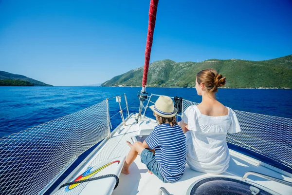 Fiú a nővérével a vitorlás jachton a nyári hajóúton. Utazás kaland, jachtozás gyermekkel családi nyaralás. — Stock Fotó
