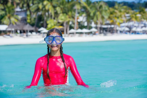 Spiaggia vacanza snorkeling ragazza snorkeling — Foto Stock