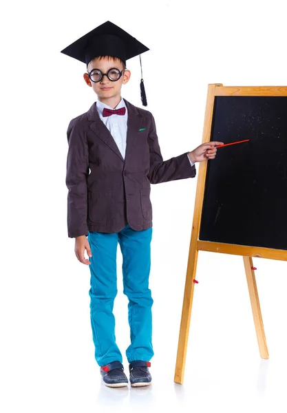 Kleiner Junge mit akademischem Hut — Stockfoto