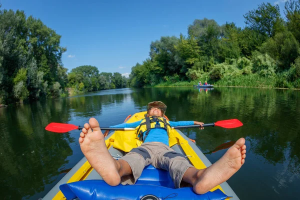 Happy boy kajakken op de rivier op een zonnige dag in de zomer vakantie — Stockfoto