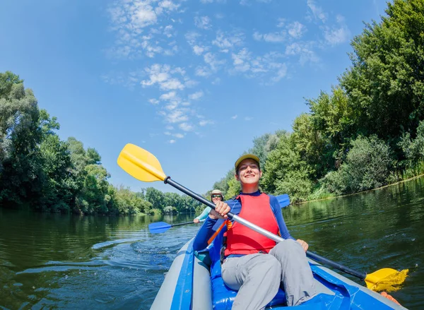 Vacances d'été - Fille heureuse avec sa mère kayak sur la rivière . — Photo