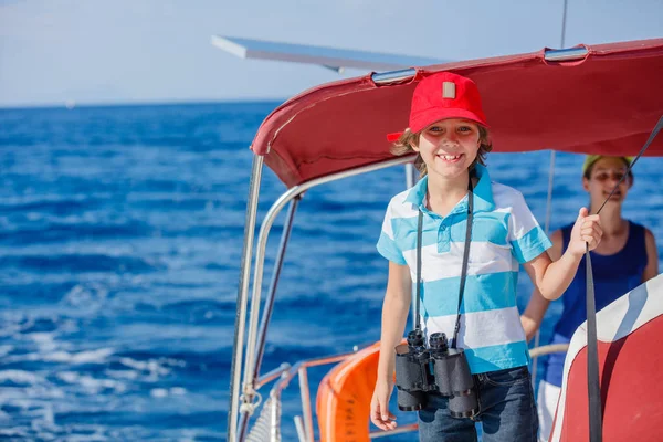 Chico capitán con su hermana a bordo de yate de vela en crucero de verano. Aventura de viaje, yates con niños en vacaciones en familia . — Foto de Stock