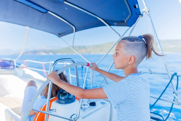 Мальчик на борту парусной яхты в летнем круизе. Путешествие, яхтинг с ребенком на семейном отдыхе. — стоковое фото