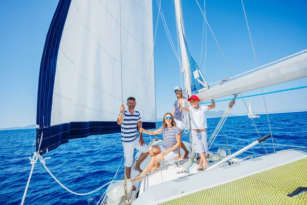 Familia con niños adorables descansando en yate — Foto de Stock