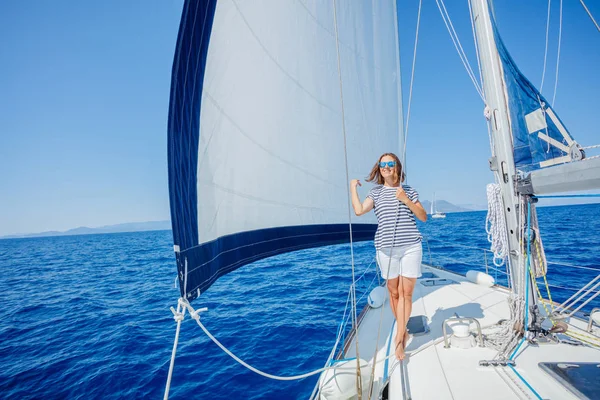 Szép nő pihentető on Yacht Görögországban — Stock Fotó