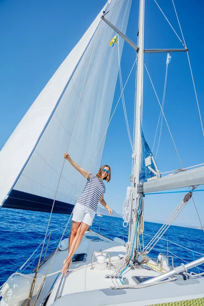 Bella donna rilassante On Yacht in Grecia — Foto Stock