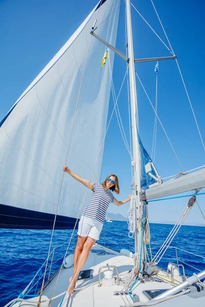 Belle femme relaxante sur le yacht en Grèce — Photo