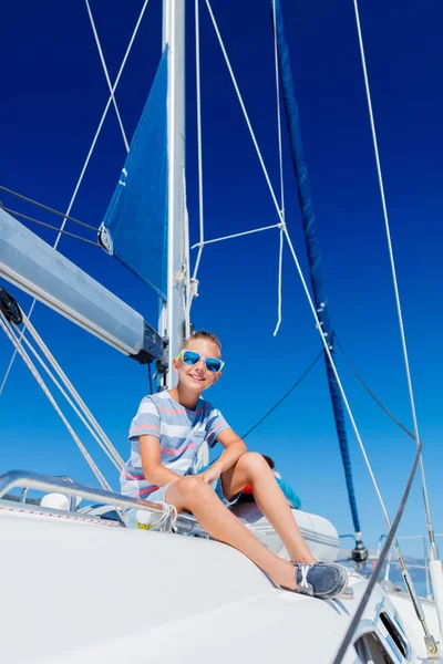 Kleiner Junge an Bord einer Segeljacht auf einer Sommerkreuzfahrt. Reiseabenteuer, Segeln mit Kind im Familienurlaub. — Stockfoto