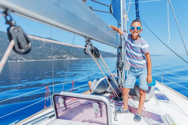 Malý chlapec na palubě plachetnice na letní plavbě. Cestovní dobrodružství, jachting s dítětem na rodinné dovolené. — Stock fotografie