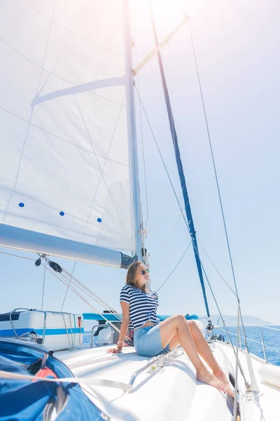 Krásná dívka relaxační na jachtě v Řecku — Stock fotografie