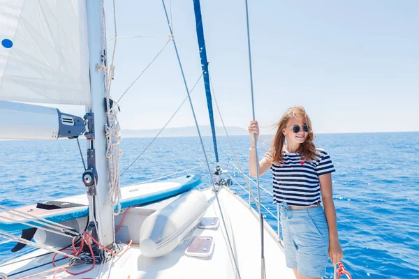 Belle fille relaxant sur le yacht en Grèce — Photo