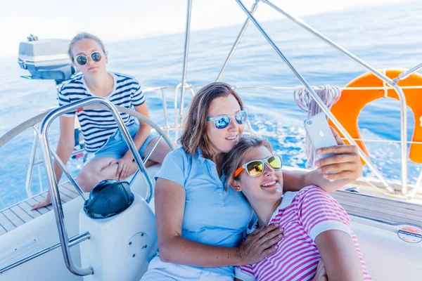 Сім'я з чарівними дітьми відпочиває на яхті — стокове фото