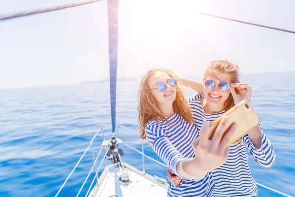 Two Beautiful Girls relaxing On Yacht in Greece — Stock Photo, Image